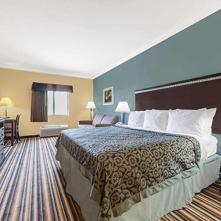 Days Inn By Wyndham Rockdale Texas Esterno foto