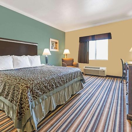 Days Inn By Wyndham Rockdale Texas Esterno foto