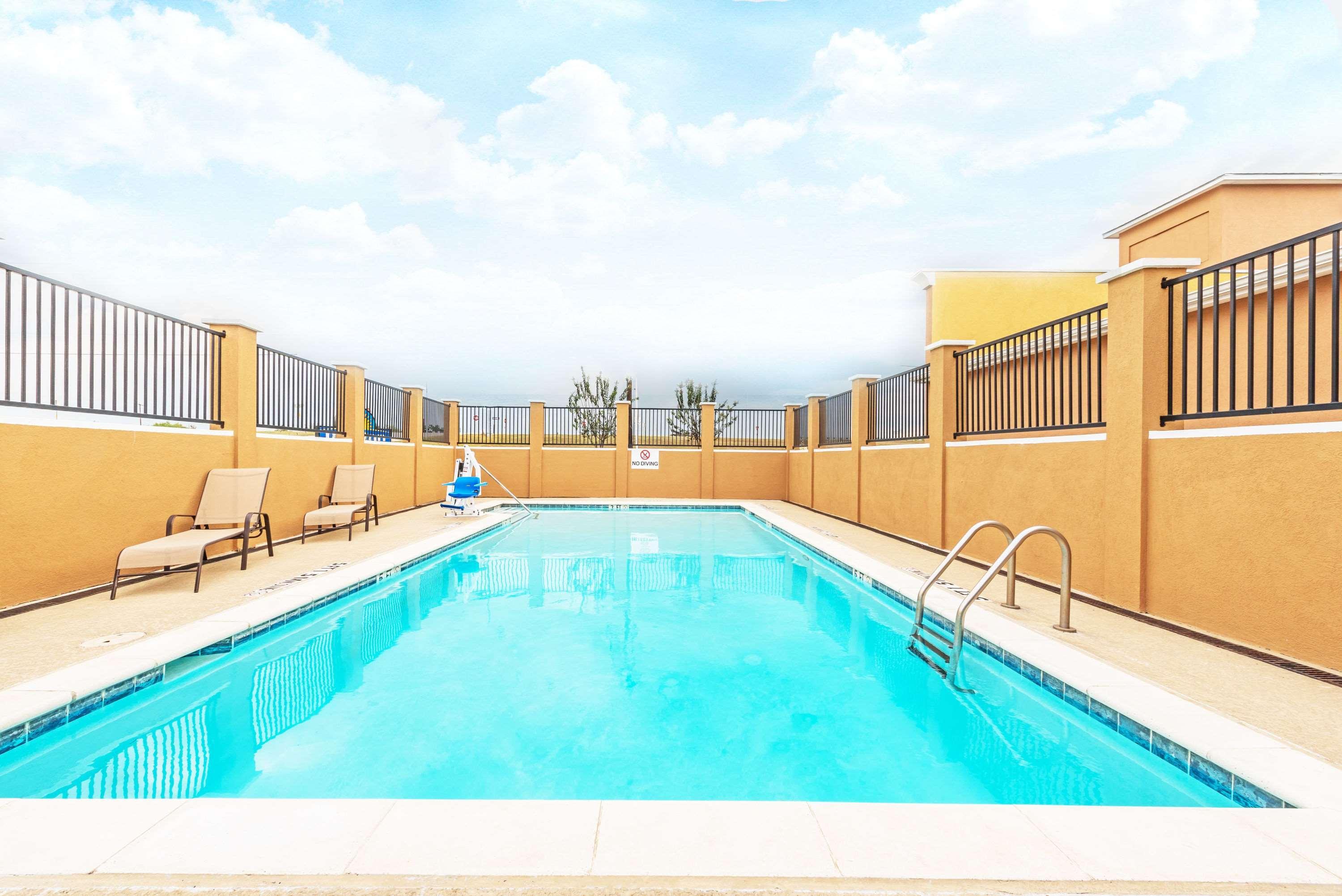 Days Inn By Wyndham Rockdale Texas Esterno foto