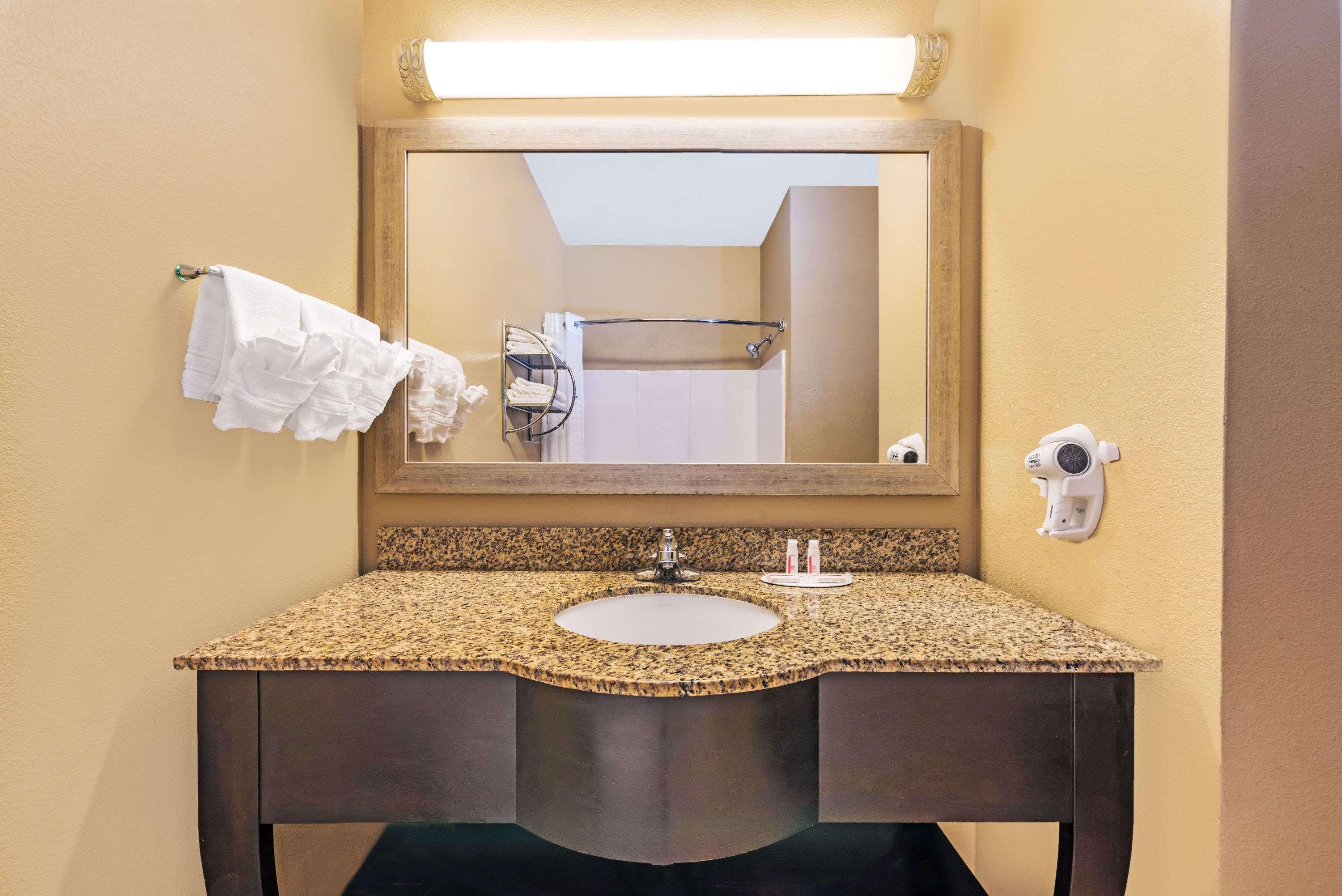Days Inn By Wyndham Rockdale Texas Esterno foto