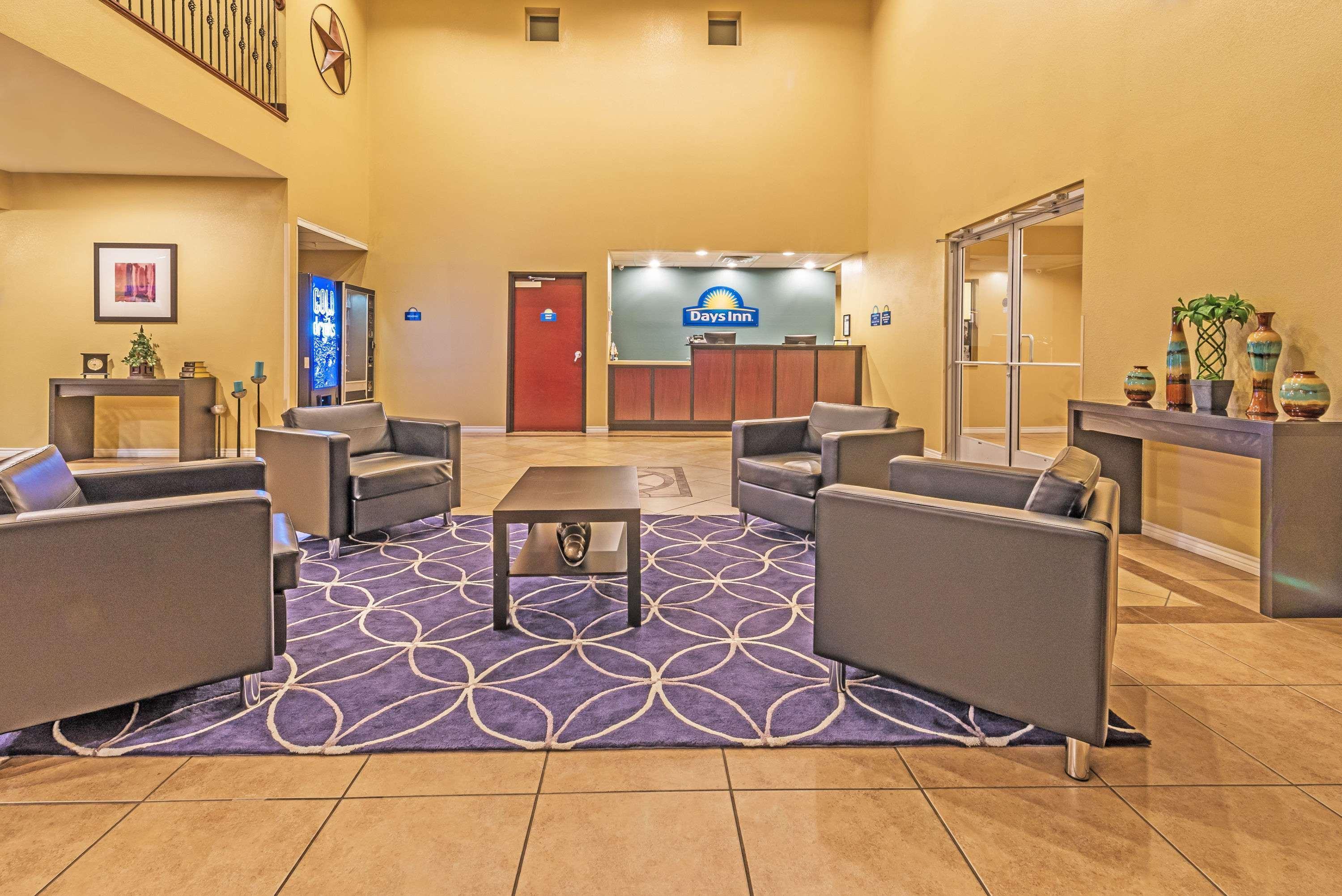 Days Inn By Wyndham Rockdale Texas Esterno foto