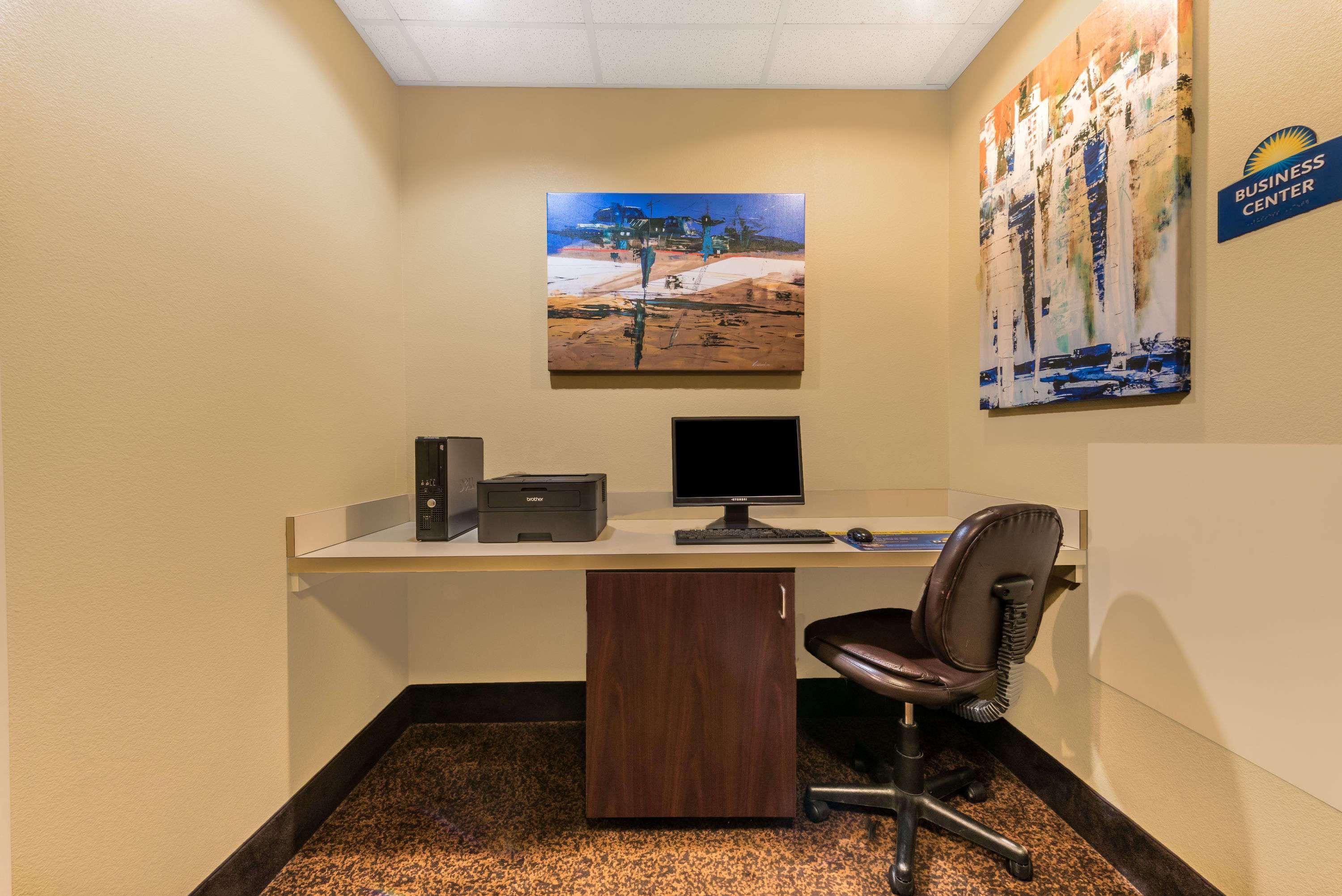 Days Inn By Wyndham Rockdale Texas Esterno foto