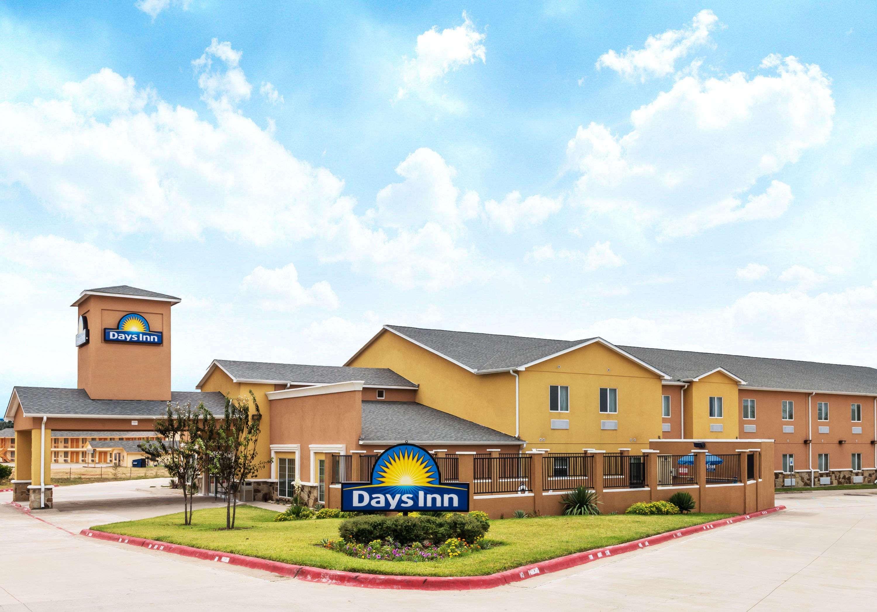 Days Inn By Wyndham Rockdale Texas Esterno foto