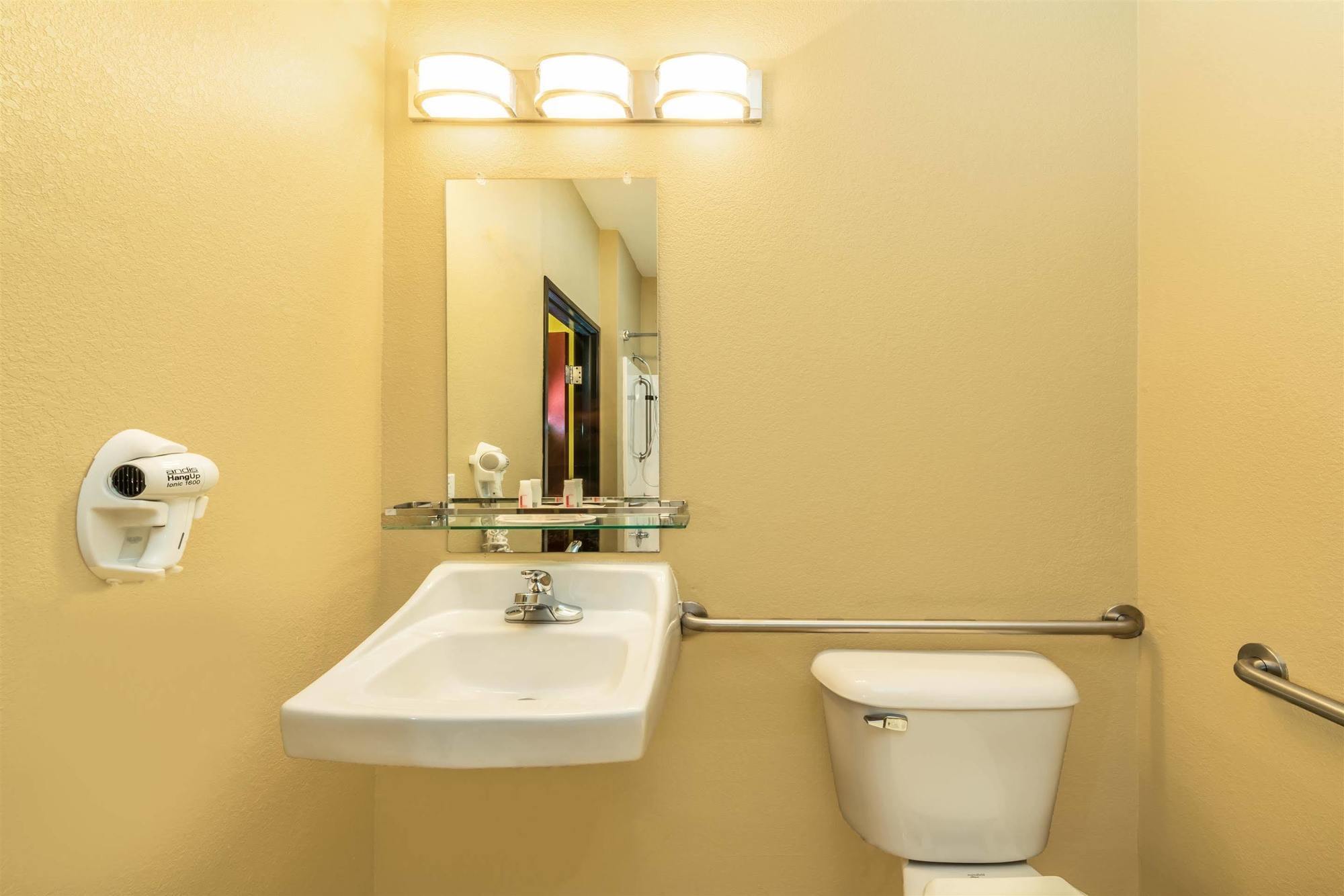 Days Inn By Wyndham Rockdale Texas Esterno foto