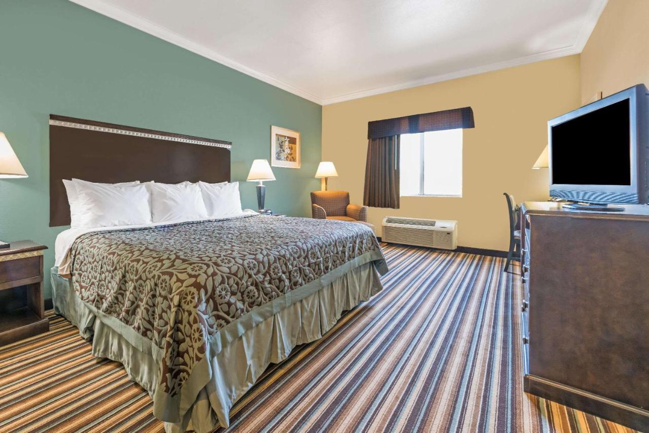 Days Inn By Wyndham Rockdale Texas Esterno foto